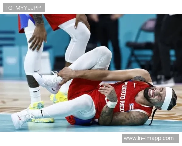 阿尔瓦拉多拼抢受伤迅速回更衣室后再度重返赛场展现顽强精神